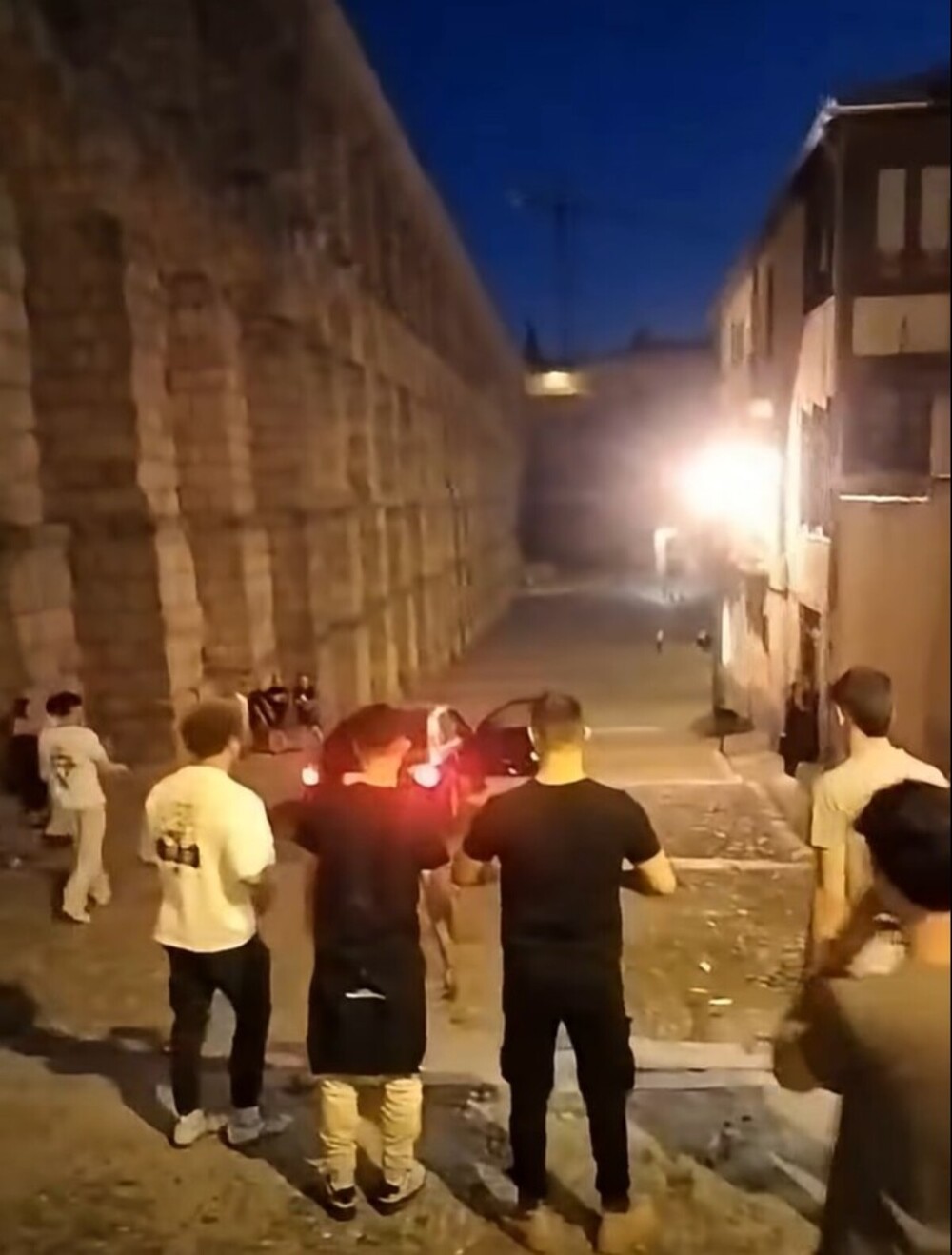 Vídeo viral por bajar en un coche escaleras junto al Acueducto
