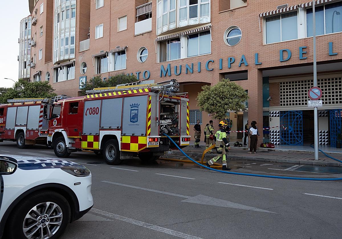 Otro incendio en un edificio de Portada Alta pone al límite a los bomberos de Málaga
