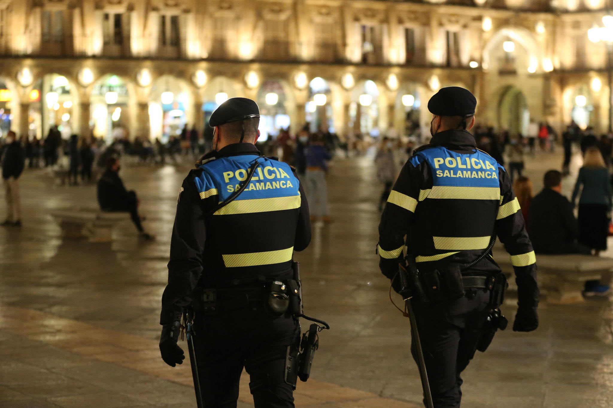 Noche agitada en Salamanca: denuncias por ruido, drogas, alcoholemia y un incendio de vehículo.