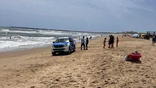 La playa de La Gaviota vuelve a ser escenario de un susto tras la muerte del pasado viernes