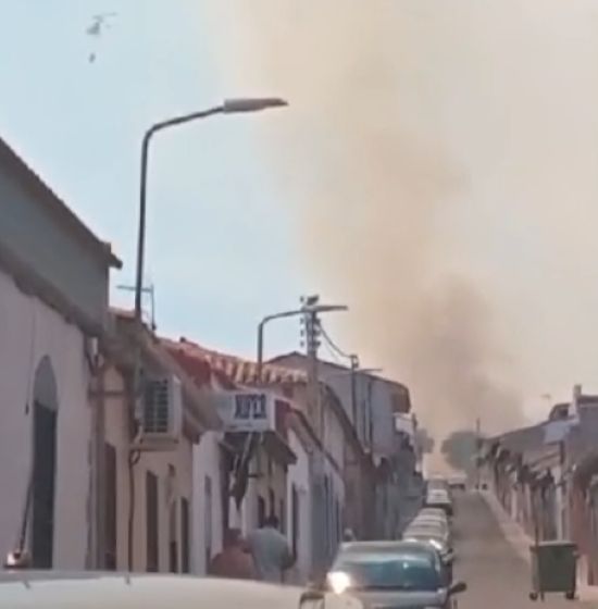 Puertollano: Preocupación en el Carmen y Ciudad Jardín por la cercanía de llamas y humo del incendio, aún no controlado