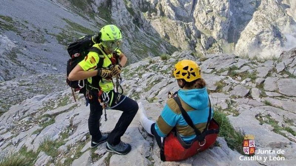 Rescatada en helicóptero una montañera herida cuando descendía de Collado Jermoso, en Picos de Europa.