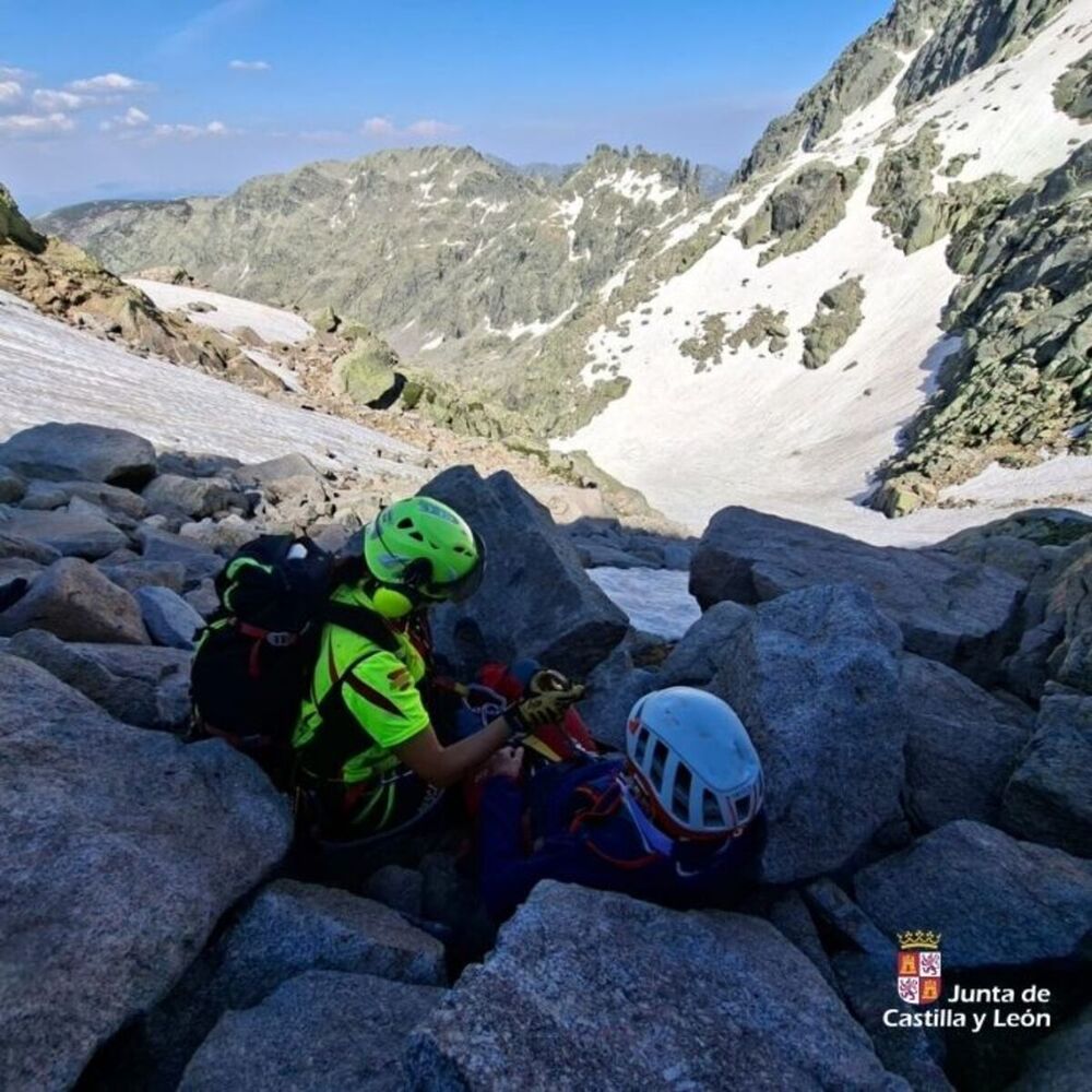 Auxiliados dos montañeros heridos en el pico Almanzor