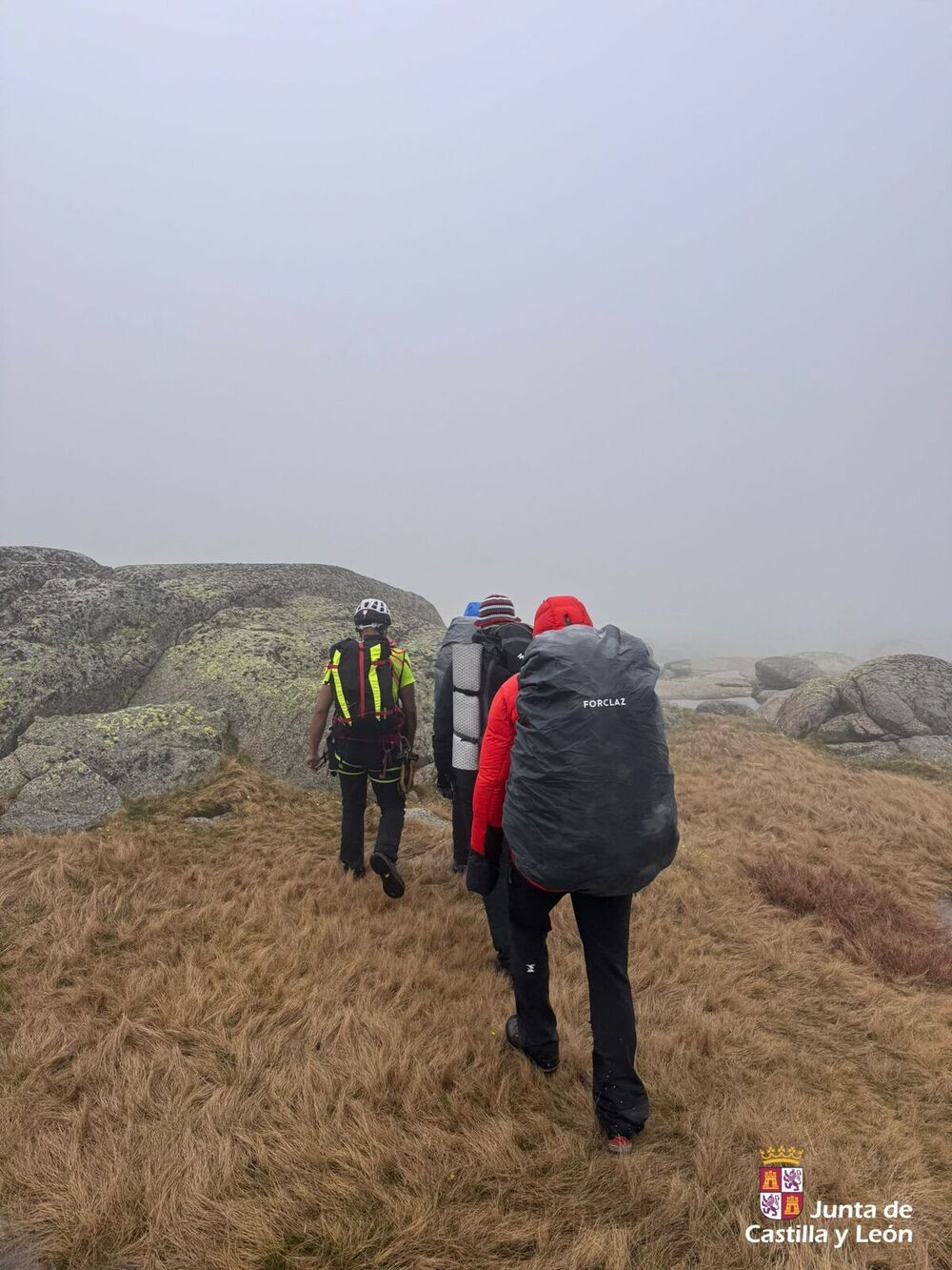 Auxiliados tres senderistas desorientados en Gredos