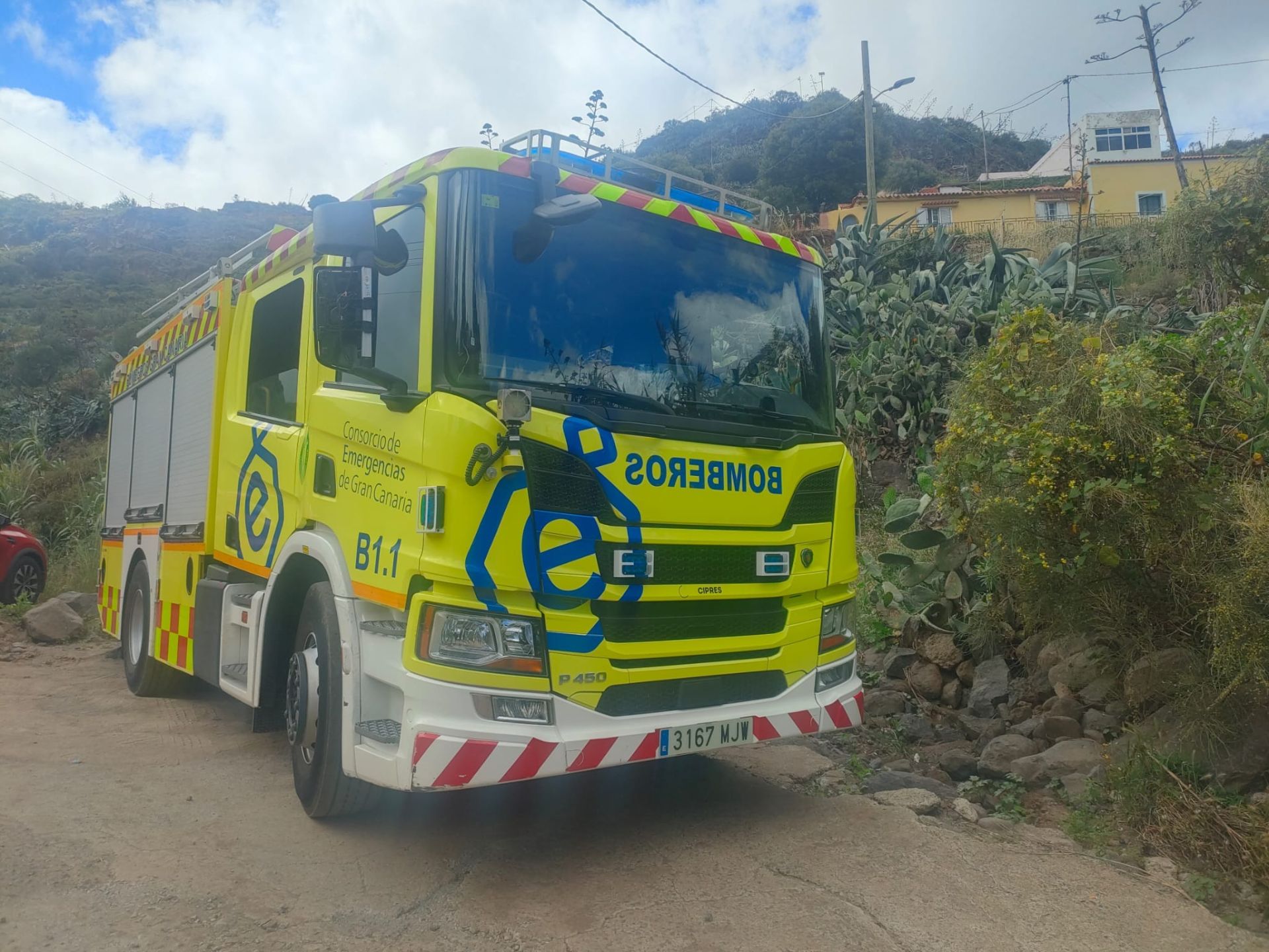 Un hombre herido es evacuado por un helicóptero de emergencias en el barranco de Los Cernícalos (Telde)