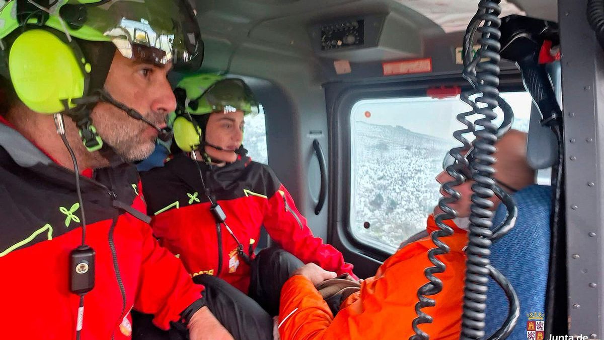 Los rescatadores en el helicóptero de la Junta junto al peregrino italiano rescatado cerca de Buiza.