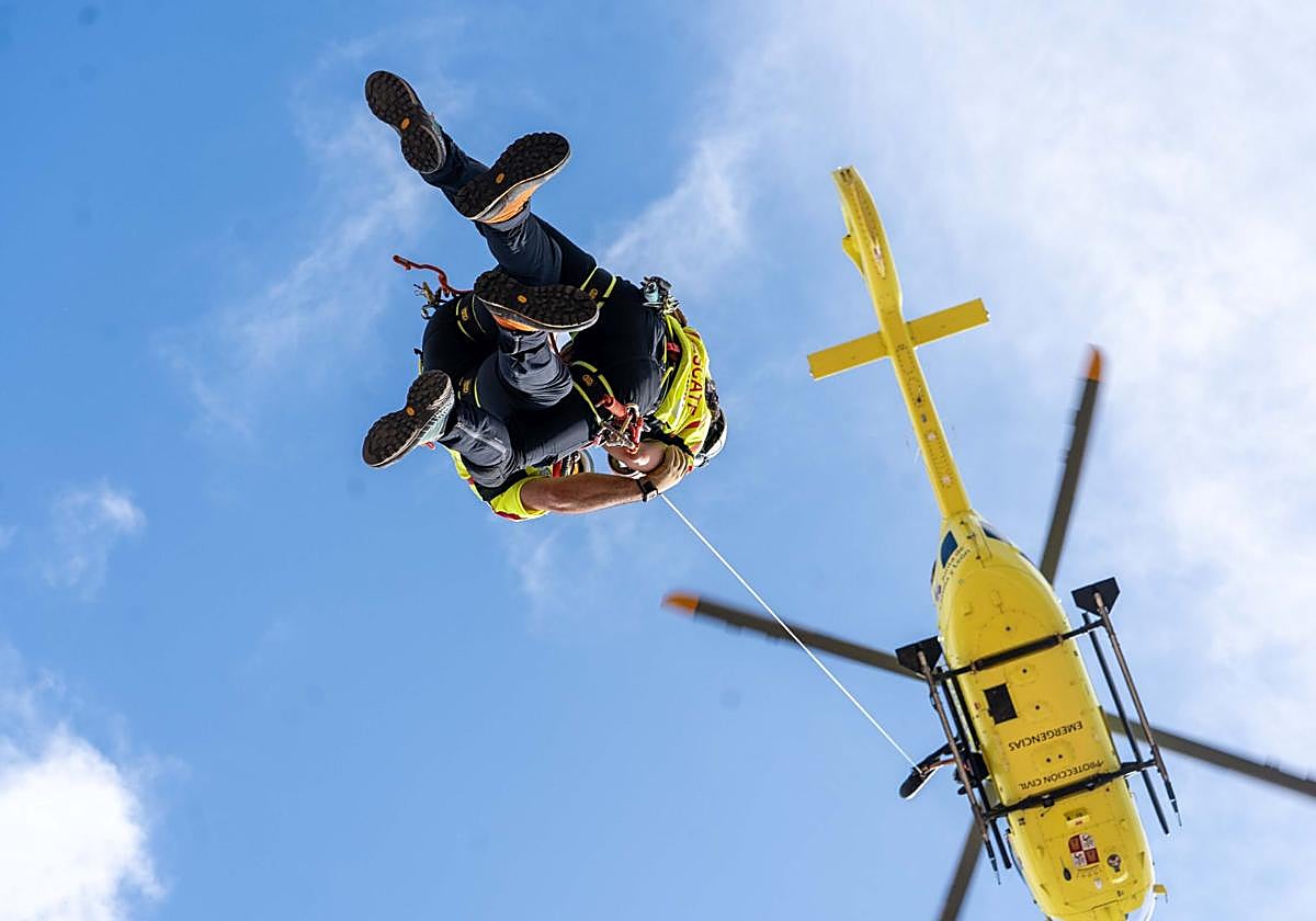 El helicóptero de rescate saca a un montañero perdido en un lugar inaccesible de la ruta de El Travieso