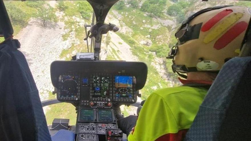 Rescatan en helicóptero a dos montañeros perdidos y uno herido en Picos de Europa