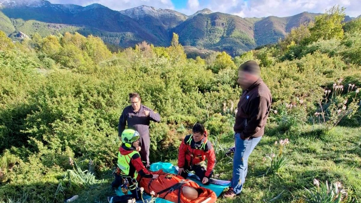 Momento del rescate en helicóptero de una mujer herida en la ruta del pico Gilbo, en Riaño.