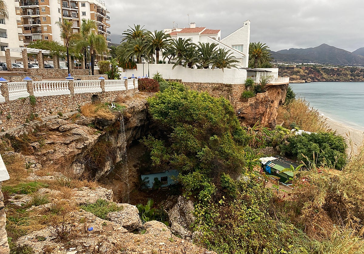 Herido un hombre tras despeñarse por un acantilado de tres metros en Nerja