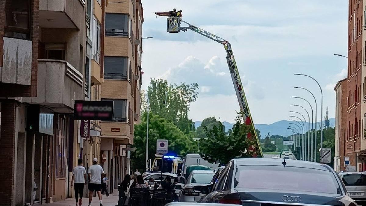 Rescate en Padre Isla, con los Bomberos de León bajando a una mujer de un cuarto piso.