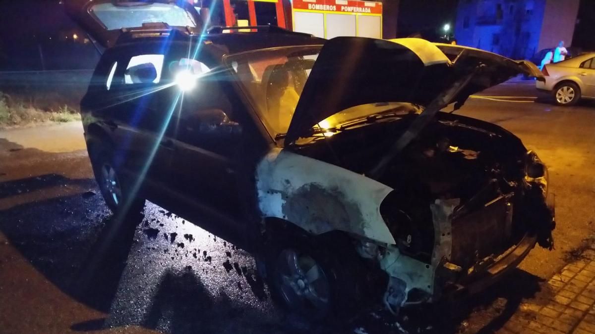 Uno de los coches quemados en incendios producidos de madrugada en Ponferrada.
