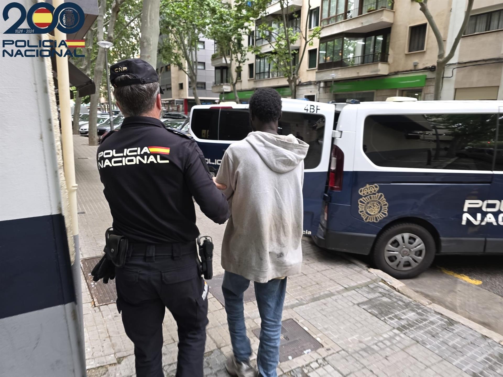 Pánico en un cajero de Palma: un senegalés armado con tijeras amenaza a varios clientes para robarles