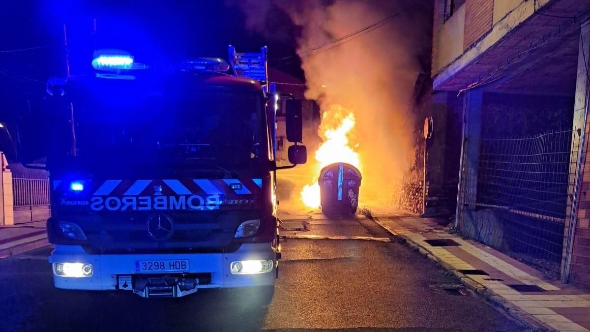 Sigue la ola de incendios en contenedores en San Andrés.