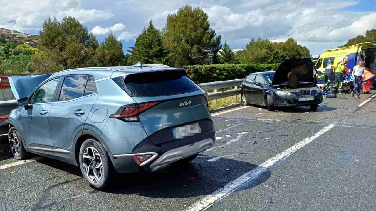 Brutal accidente entre dos coches en la Autopista de Navarra en plena tormenta: hay cinco heridos