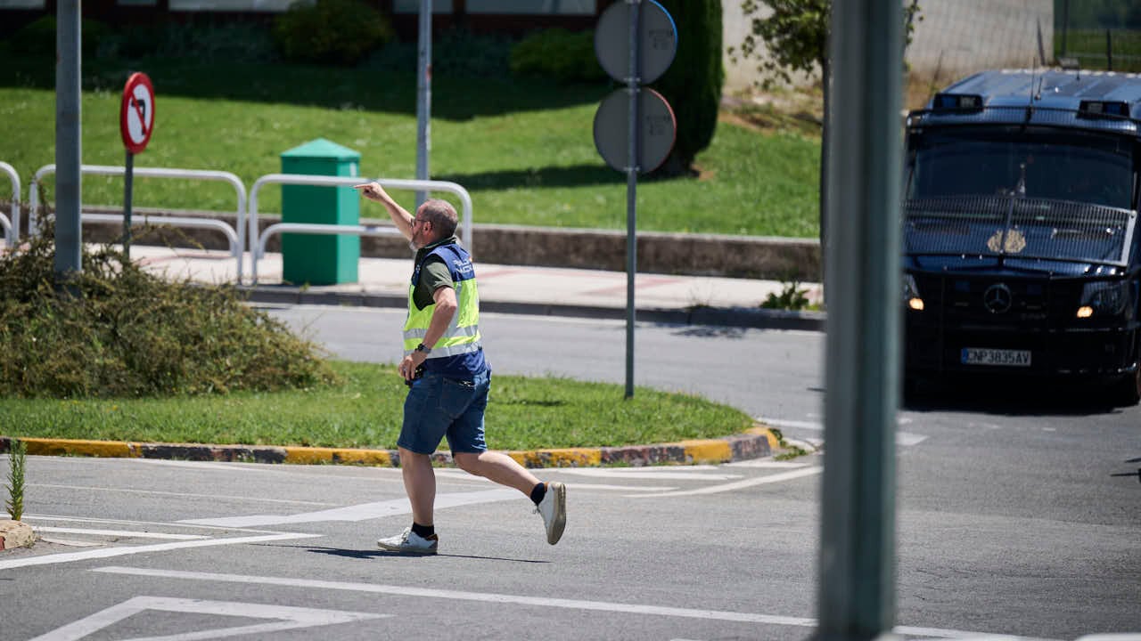 Polic&iacute;a Nacional, Polic&iacute;a Foral y Polic&iacute;a Municipal intervienen ante un objeto sospechoso encontrado en la Aven&iacute;da Pio XII de Pamplona. PABLO LASAOSA