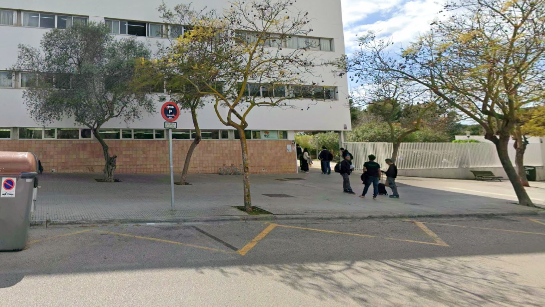 Pánico a las puertas de un colegio de Calviá: un joven de 16 años, pistola en mano, intenta robar el Porsche de una madre