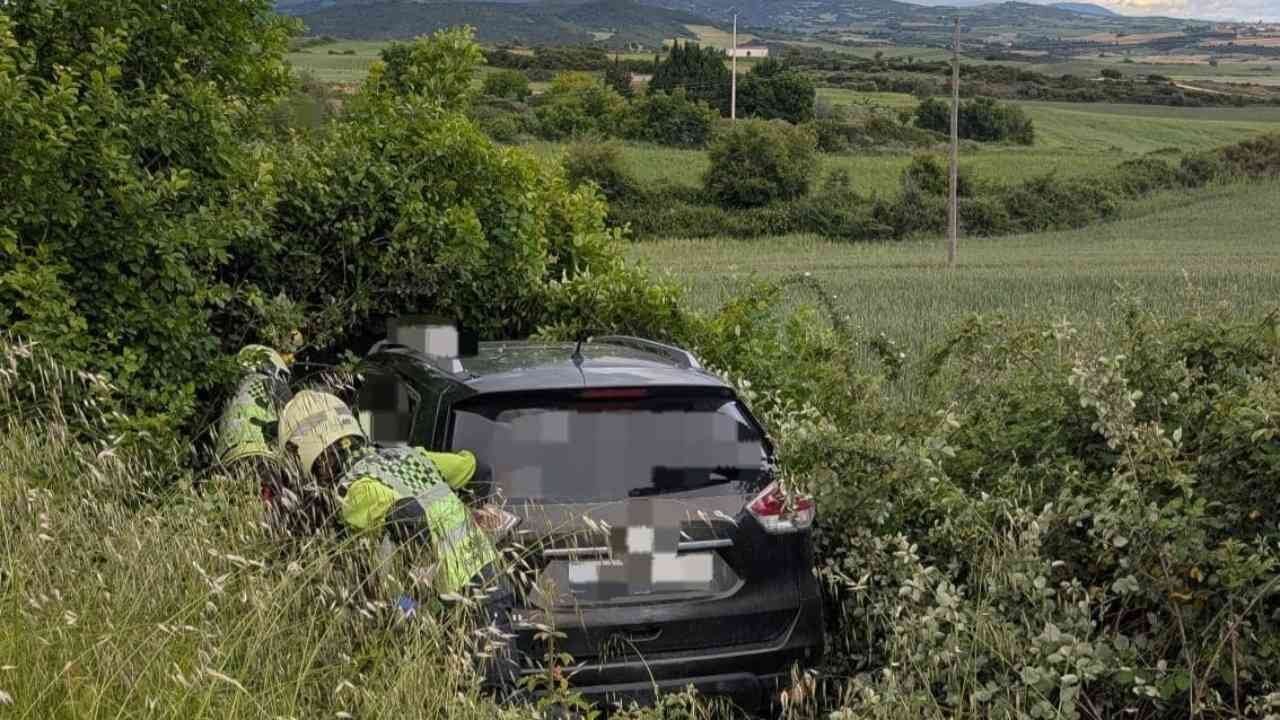 Positivo en tres drogas y accidente en una recta: el cóctel que casi acaba en tragedia en Navarra