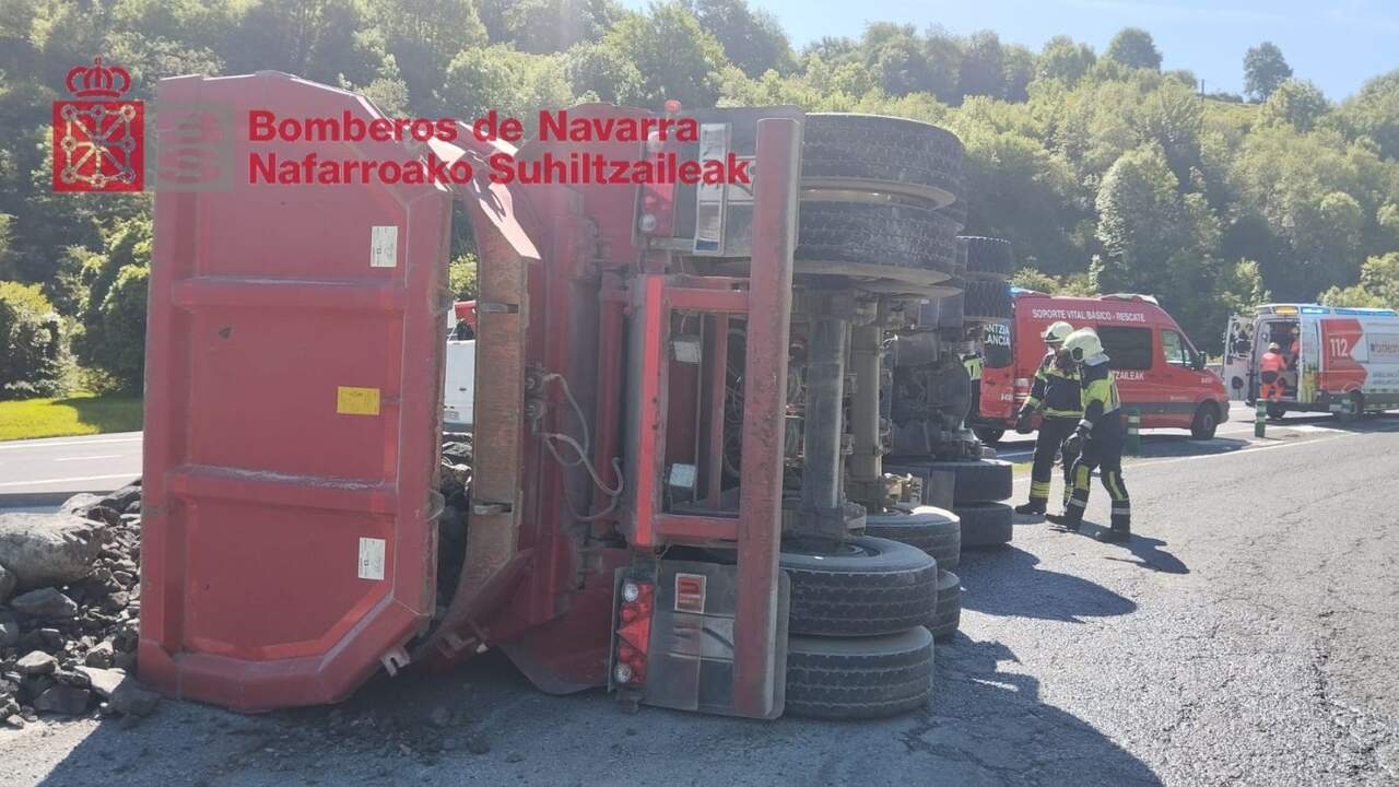 Vuelca un camión cargado con material de obra en la N-121-A y deja un herido en Navarra