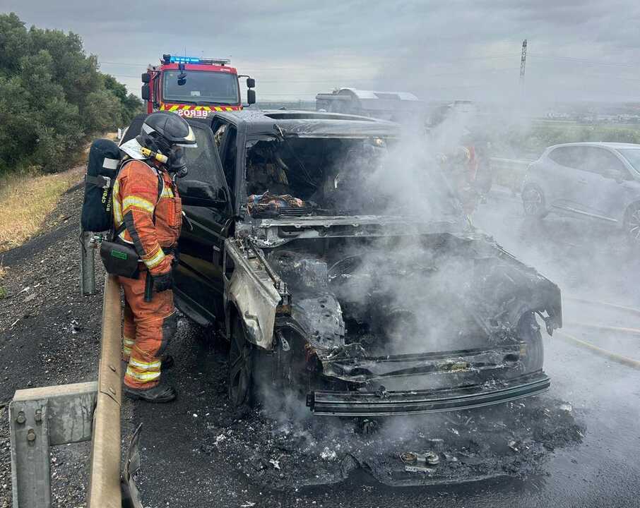Un coche queda totalmente calcinado tras incendio en la A-49