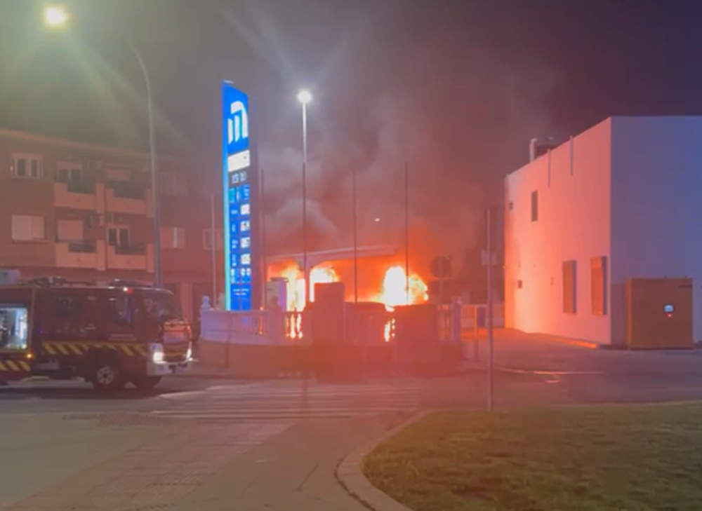 Arde un coche eléctrico al cargar la batería en Toledo