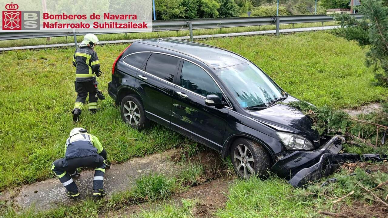 Una mujer herida tras salirse de la vía en la carretera de un pueblo de Navarra