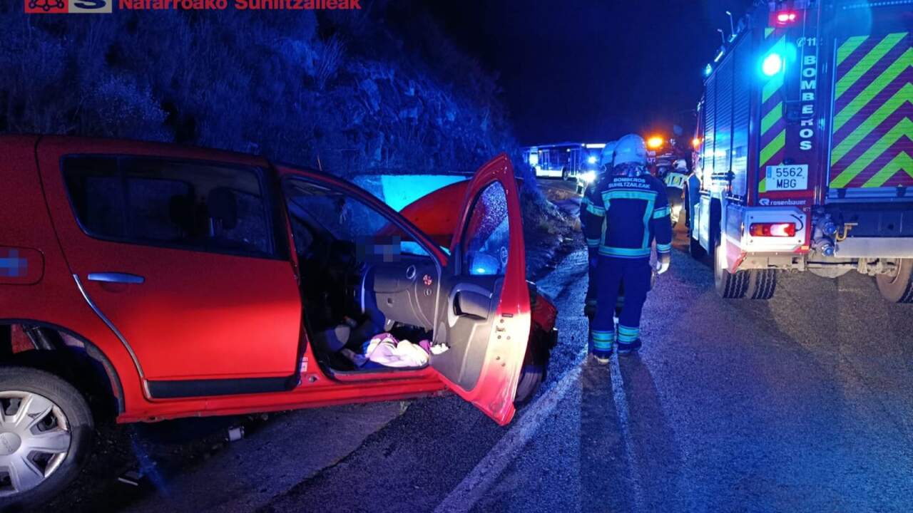 Movilización de bomberos y policías por un accidente de madrugada en una carretera de Villava