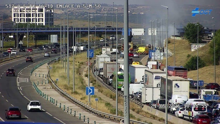 Vehículo se incendia en la A-5 tras colisión por alcance en Móstoles