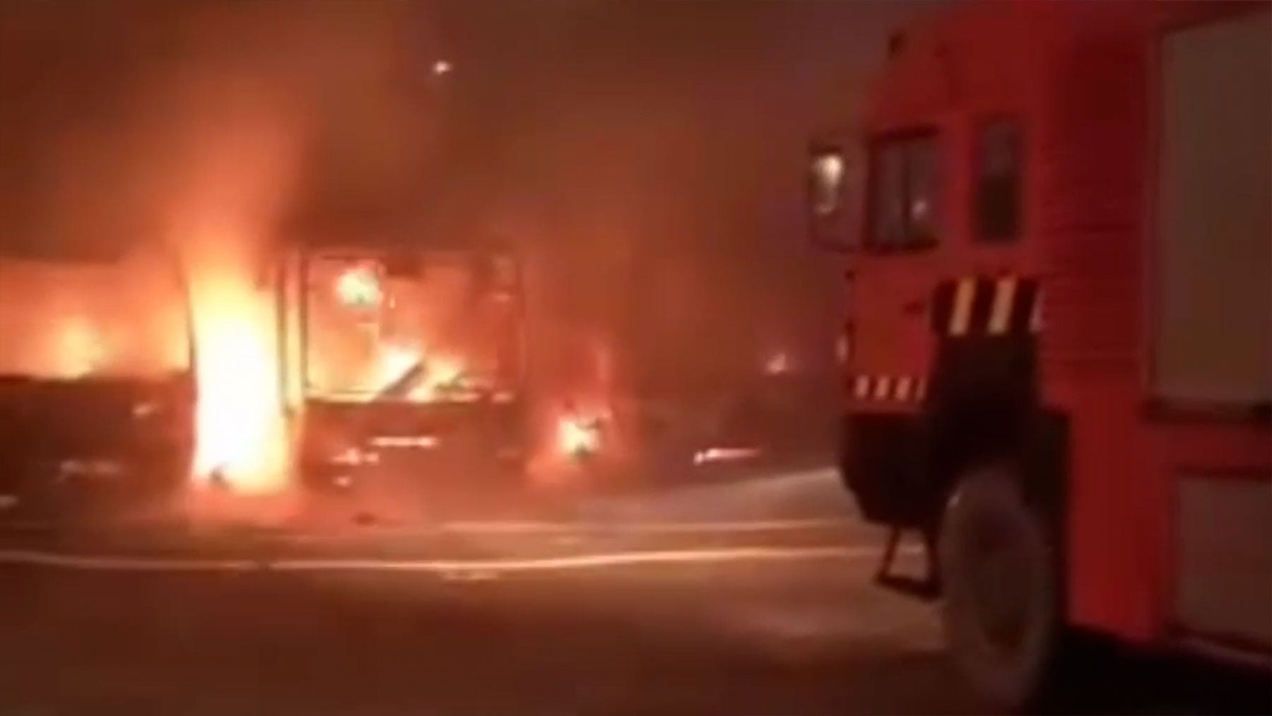 Devastador incendio de madrugada en Palma: tres autocares calcinados en el polígono de Son Oms