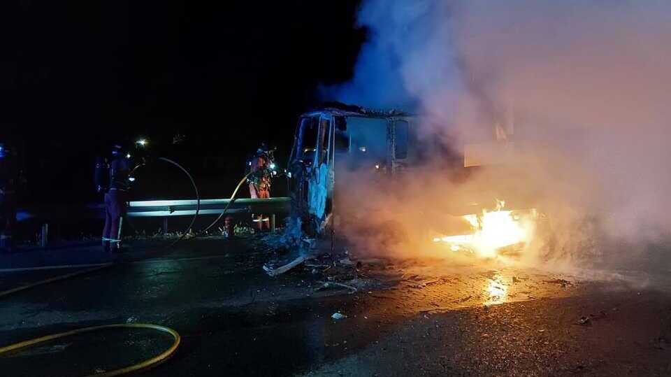 Bomberos del Consorcio Provincial de Huelva sofocan incendio en camión en la A-49 sin heridos