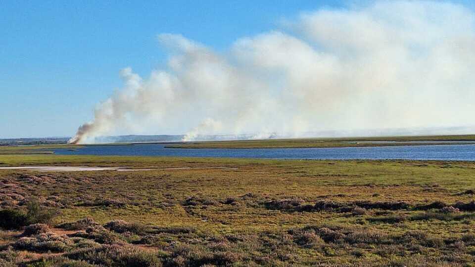 Avanza el control del incendio de Gibraleón, aunque la zona sur sigue siendo inaccesible