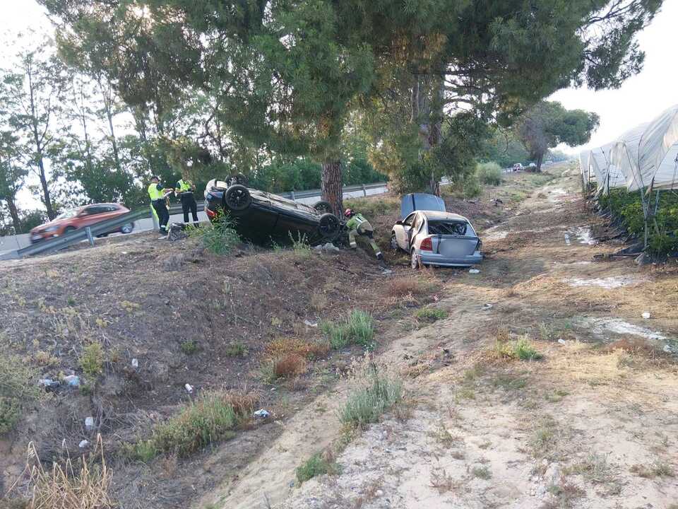 Así quedaron los dos coches tras el accidente: Fuente: Sab Bomberos Huelva Provincia