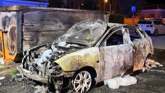 Susto en Matalascañas: así quedó un coche tras arder de madrugada