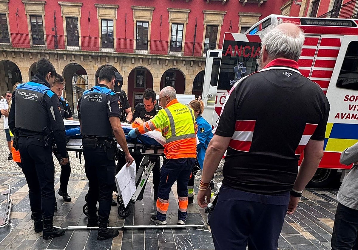 Herido grave un operario en la plaza Mayor de Gijón al caerle encima una caja fuerte de grandes dimensiones