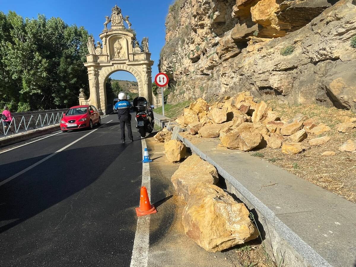 Derrumbe de piedras en la carretera de Arévalo obliga a cortar un carril: Intervienen bomberos y Policía Local