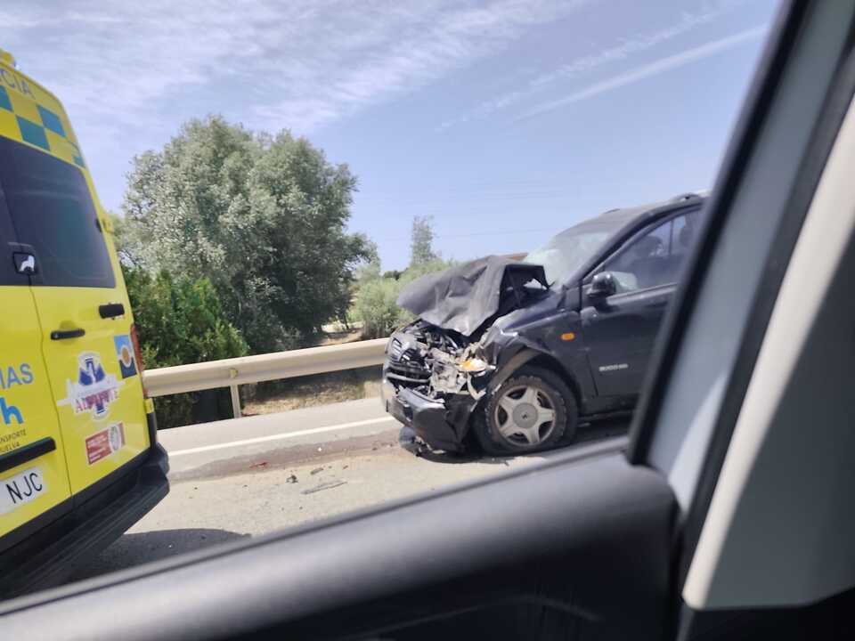 Así ha quedado uno de los vehículos tras el accidente en la A-484