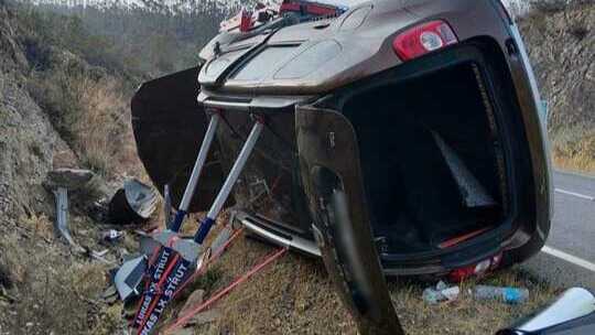 Accidente en la A-496: así quedó el vehículo tras sufrir un espectacular vuelco