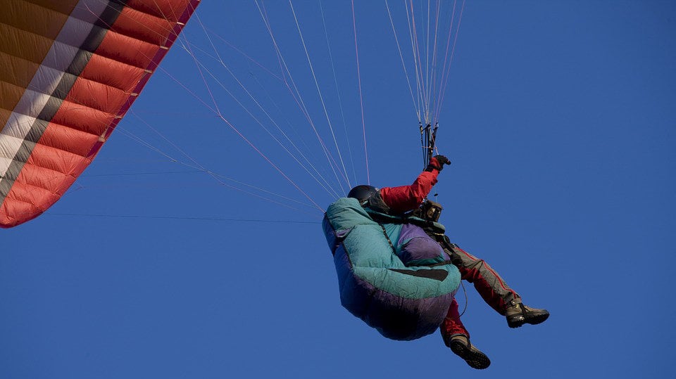 Grave accidente de parapente en Navarra: un joven de 23 años sufre traumatismos en las piernas