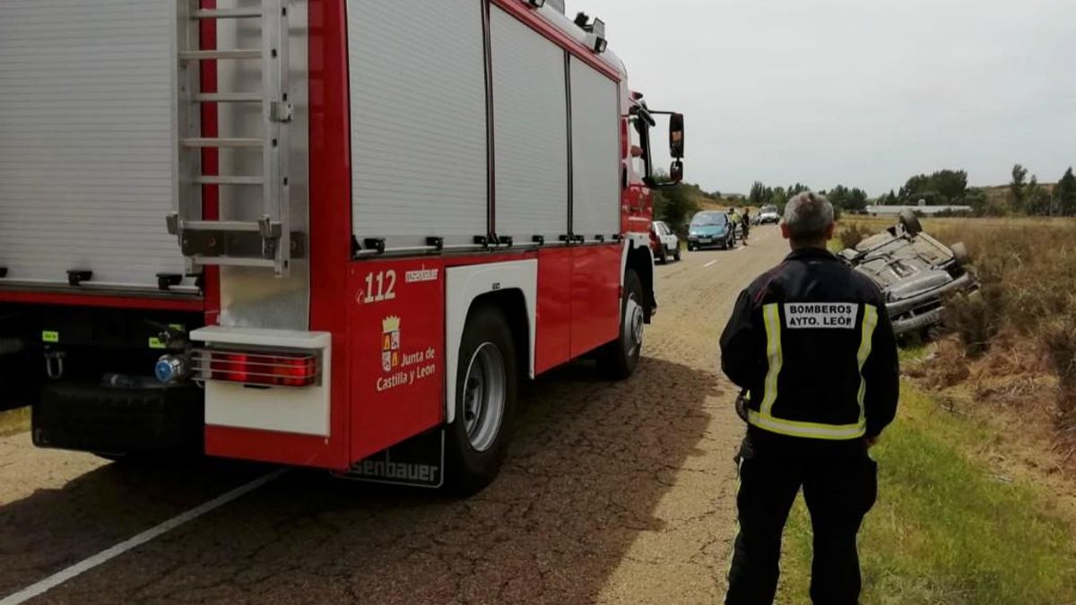 Bomberos de León interviniendo en un accidente de tráfico, imagen de archivo.