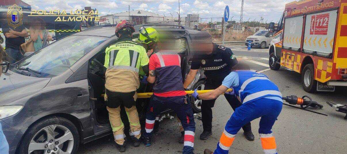 Accidente en el polígono de Almonte: un conductor herido tras quedar atrapado en su coche