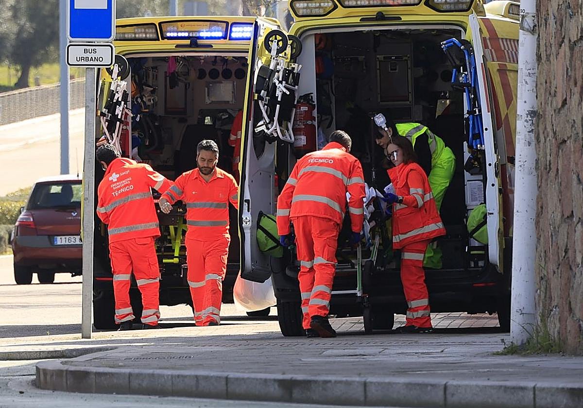 Una furgoneta y una ambulancia chocan en Salamanca y resulta herida una joven de 25 años