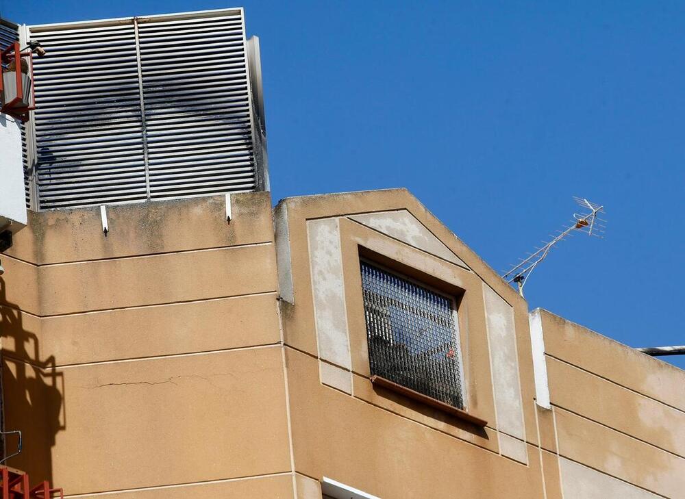 Los Bomberos trabajan en un incendio en un ático en la ciudad