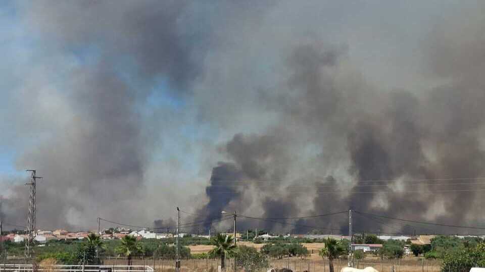 Puertas cerradas y mascarilla: el aviso del 112 por el incendio de Villanueva de los Castillejos