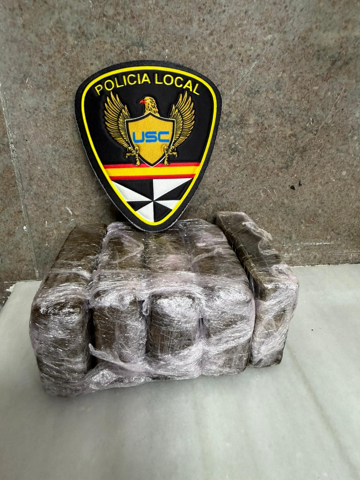 La Policía Local detiene a 2 personas e interviene casi medio kilo de hachís en un control preventivo