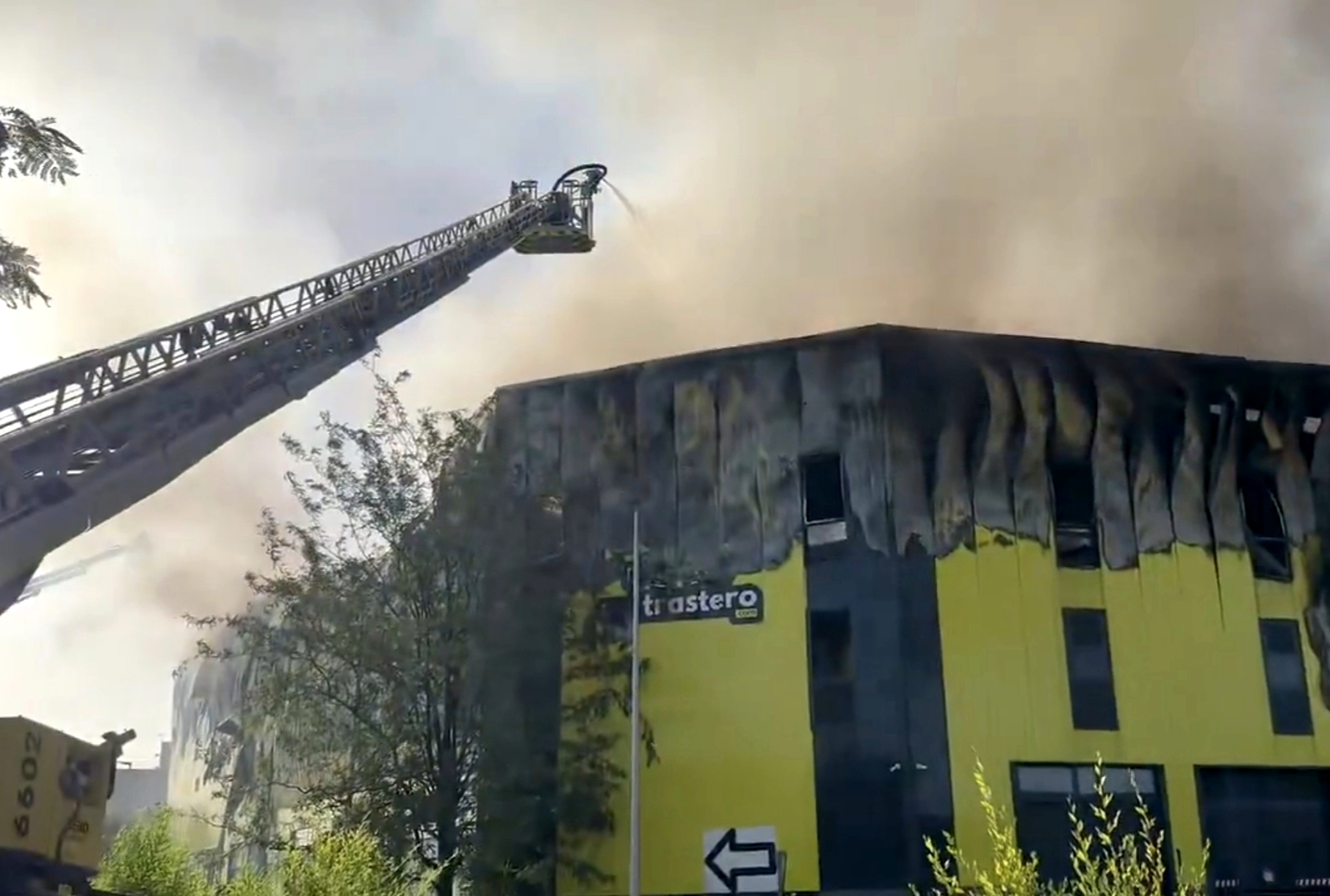Bomberos alertan del riesgo de derrumbe de la nave incendiada en Villaverde