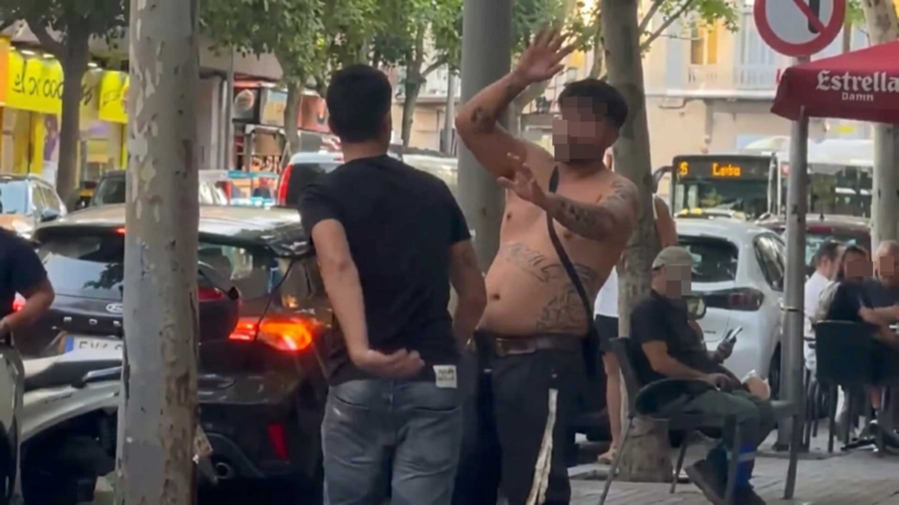 Altercado surrealista en la calle Aragón de Palma: hombre bajo efectos de alcohol o drogas provoca tensión y recibe fuerte bofetón.