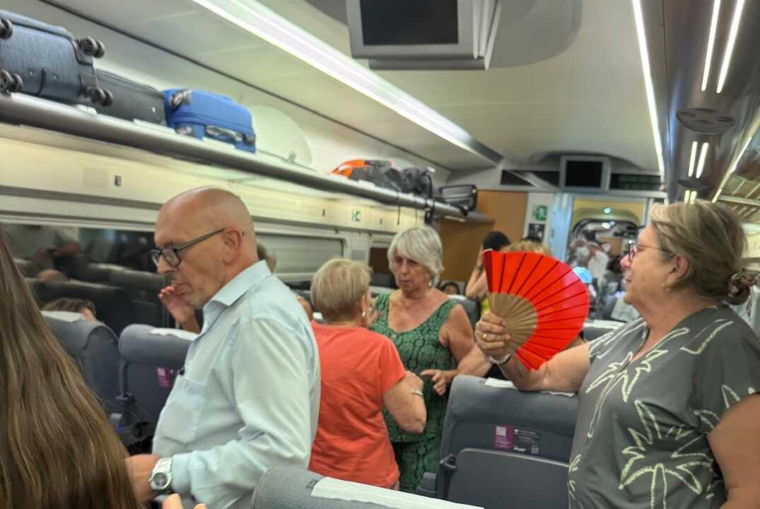 El nuevo "caos" de Renfe deja "atrapados" a alumnos del Aula de la Experiencia de la UHU en Córdoba