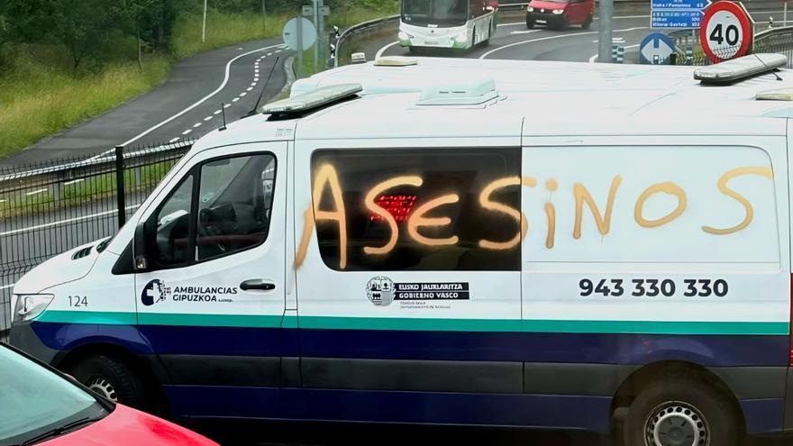 Ambulancias amanecen pintadas con la palabra «asesinos» en Errenteria, dos días después de petición de 12 años de prisión para conductor acusado de arrollar a otro conductor en Donostia