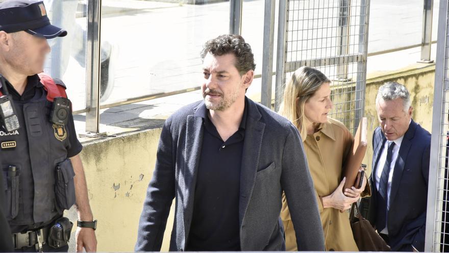 Los Mossos descartan que Andic cayera por una distracción: ni caminaba ni usaba el móvil