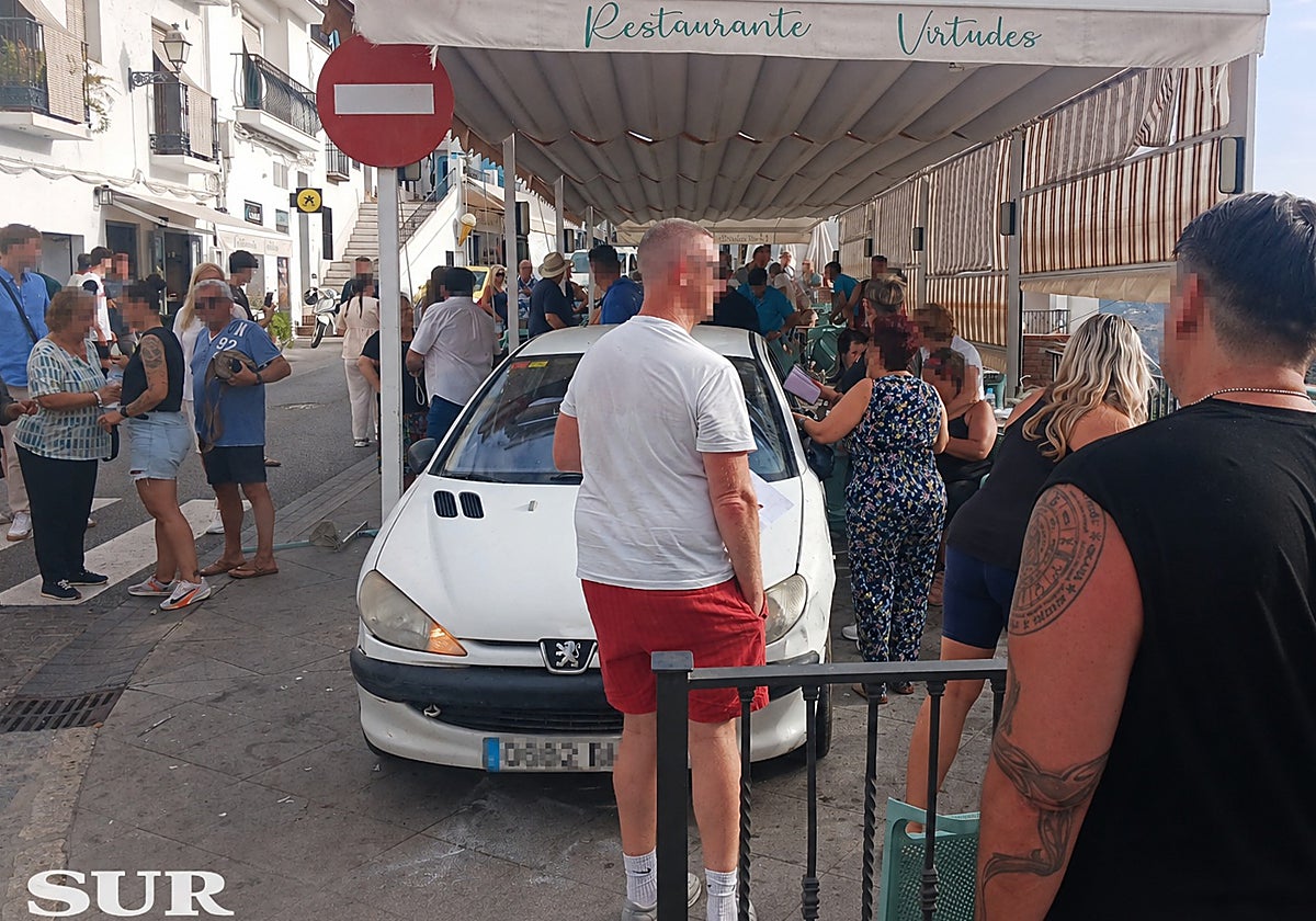 Atropello Múltiple en Frigiliana: Cuatro Heridos Tras Pérdida de Control de un Vehículo en Terraza de Bar